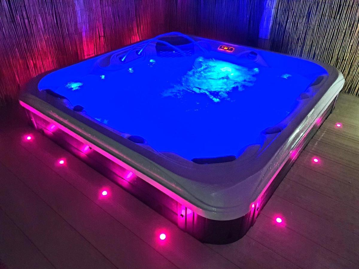 Premium Accommodation With Luxury Hot-Tub And Decking Area, Near Fantasy Island Ingoldmells Exterior photo